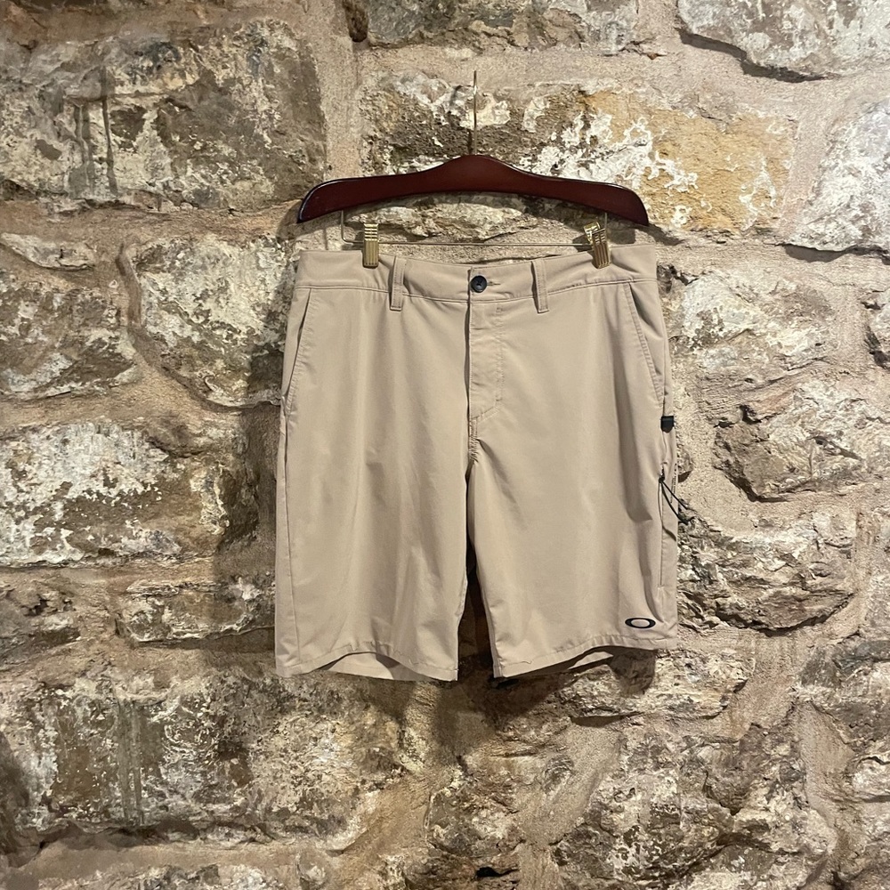 Oakley khaki golf shorts
